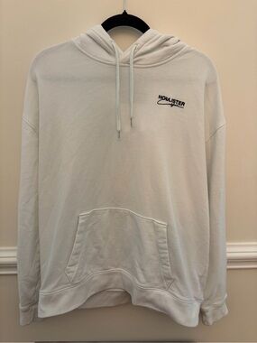 Hollister Men's Cream Pullover Hoodie with Small Logo